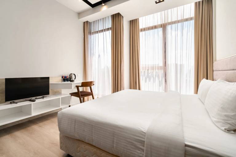 EXP Deluxe King Suite w/ Garden View – Expressionz Suites