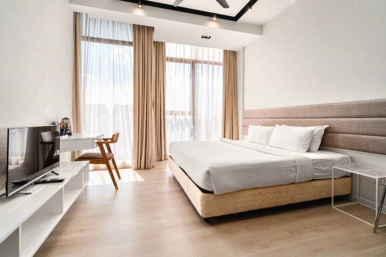 EXP Deluxe King Suite w/ Garden View – Expressionz Suites